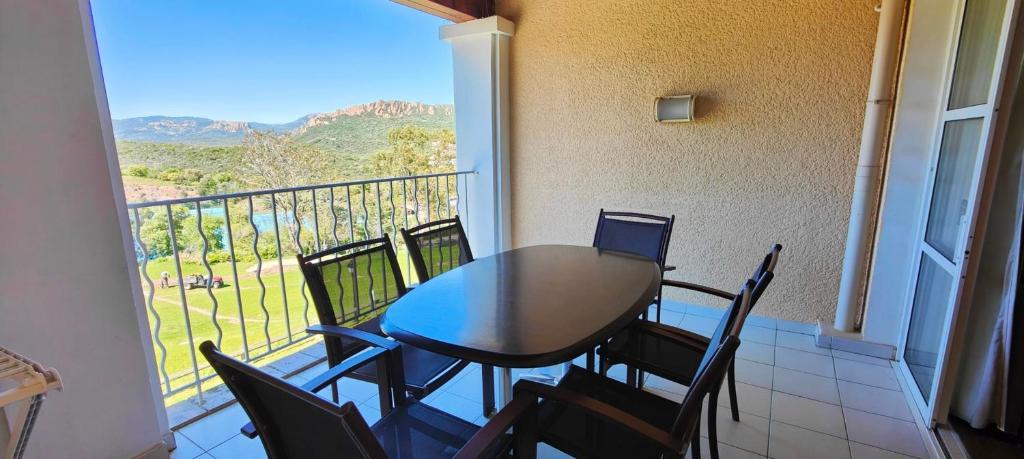 une table et des chaises sur un balcon avec vue dans l'établissement Beautiful apt with AC and swimming pool, à Saint-Raphaël