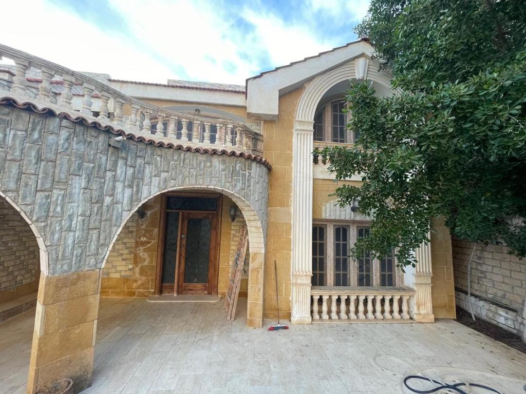 Mynd úr myndasafni af فيلا عائلات فقط Families only - سيدى كرير Sidi Krir - خارج القرى السياحية Outside tourist villages- حديقة خاصة مستقله ومسبح خاص مشترك Private Garden-Shared Pool í Abû Zeira