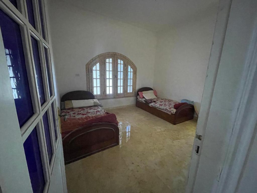 Rúm í herbergi á فيلا عائلات فقط Families only - سيدى كرير Sidi Krir - خارج القرى السياحية Outside tourist villages- حديقة خاصة مستقله ومسبح خاص مشترك Private Garden-Shared Pool