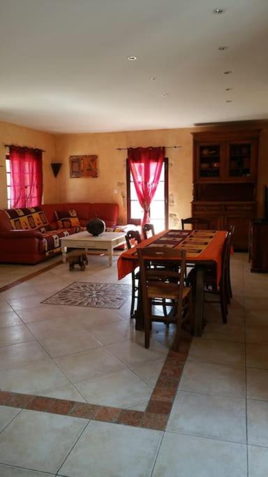 un salon avec une table et un canapé dans l'établissement Gite La coulée douce, à Lorgues