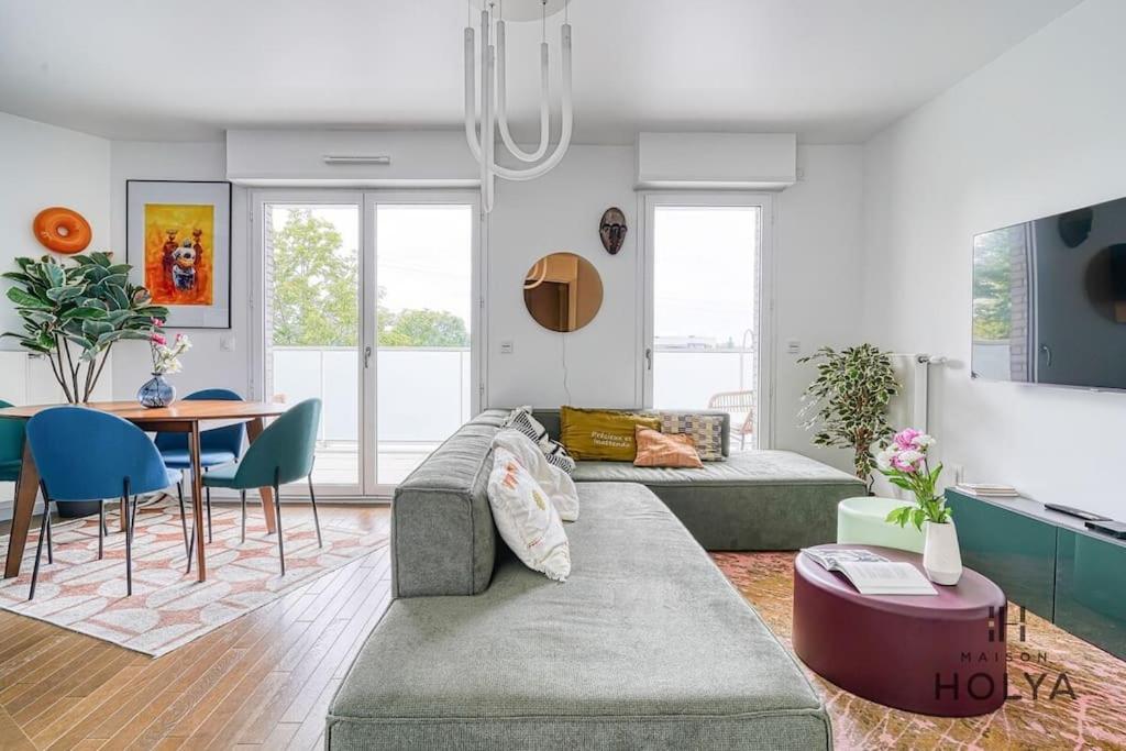 un salon avec un canapé et une table dans l'établissement À deux pas de Paris - Le Convivial - 105MB, à Rueil-Malmaison