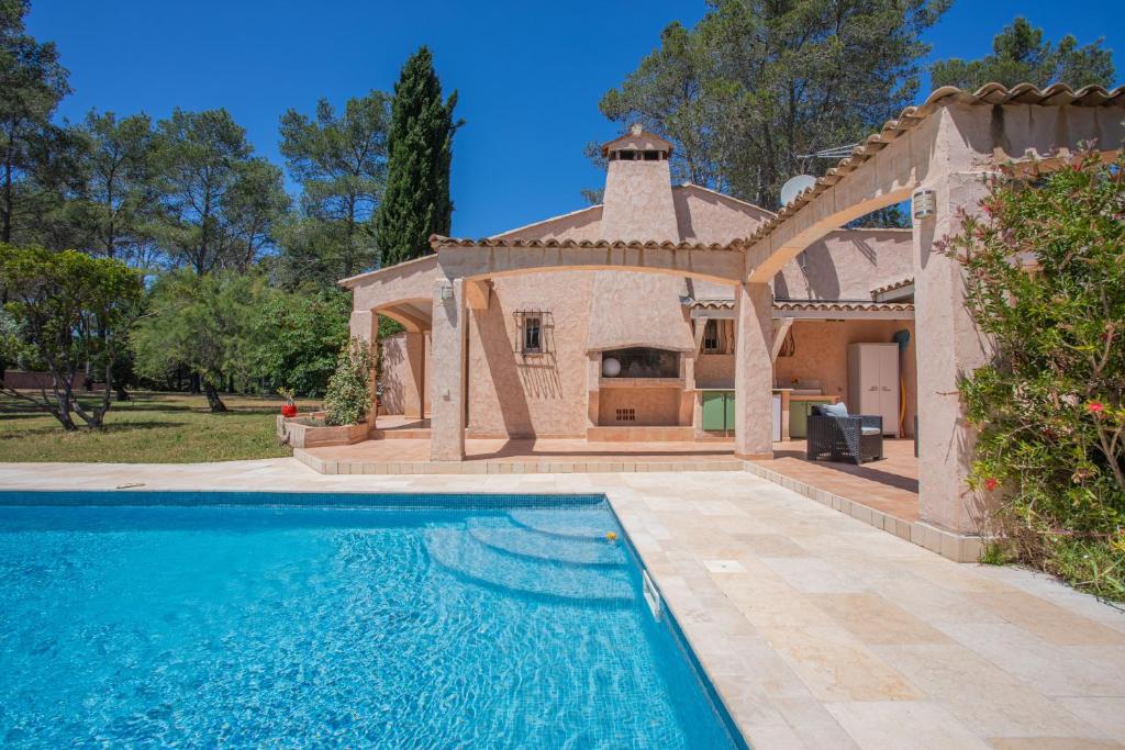 une maison avec une piscine et un kiosque dans l'établissement Maison - La Lieutenante, à Puget-sur Argens