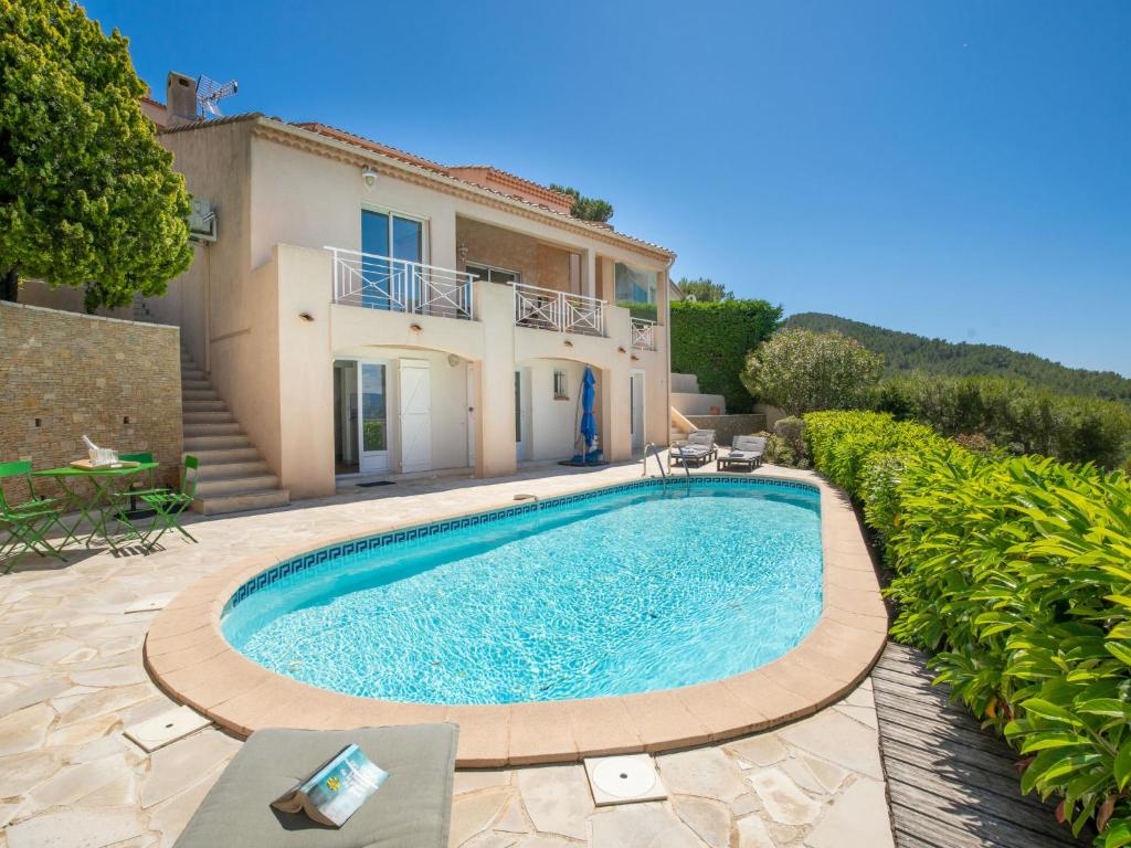 une piscine devant une villa dans l'établissement Holiday Home Les Cèdres by Interhome, à La Madrague