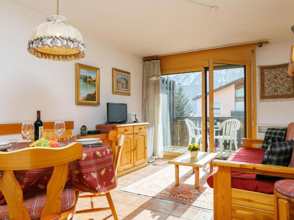 TV a/nebo společenská místnost v ubytování Apartment Apt-17 by Interhome