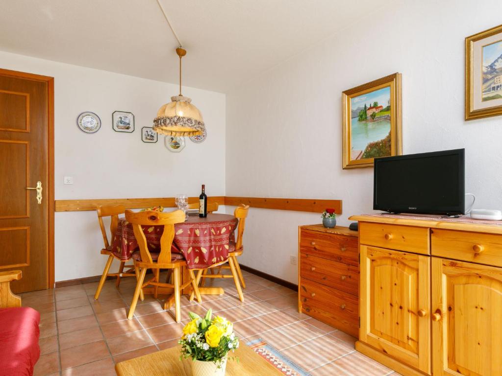 TV a/nebo společenská místnost v ubytování Apartment Apt-17 by Interhome