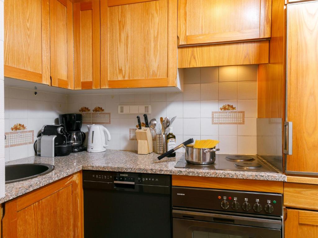 Kuchyň nebo kuchyňský kout v ubytování Apartment Apt-17 by Interhome