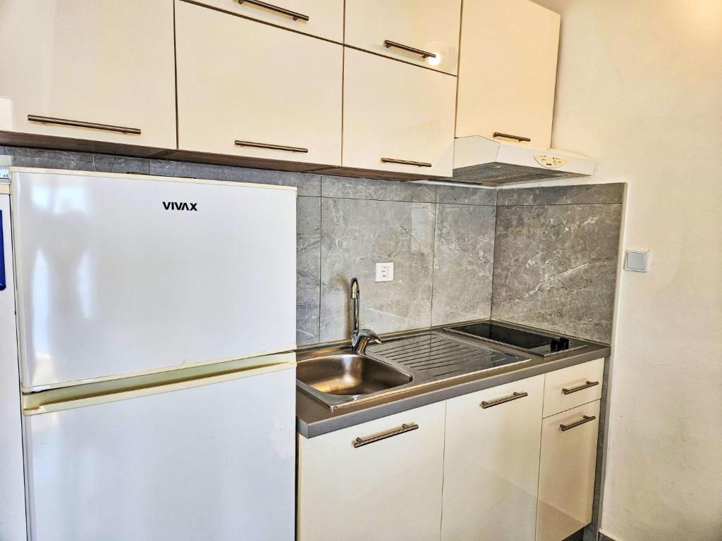 Кухня или мини-кухня в Apartment Snježana-3 by Interhome
