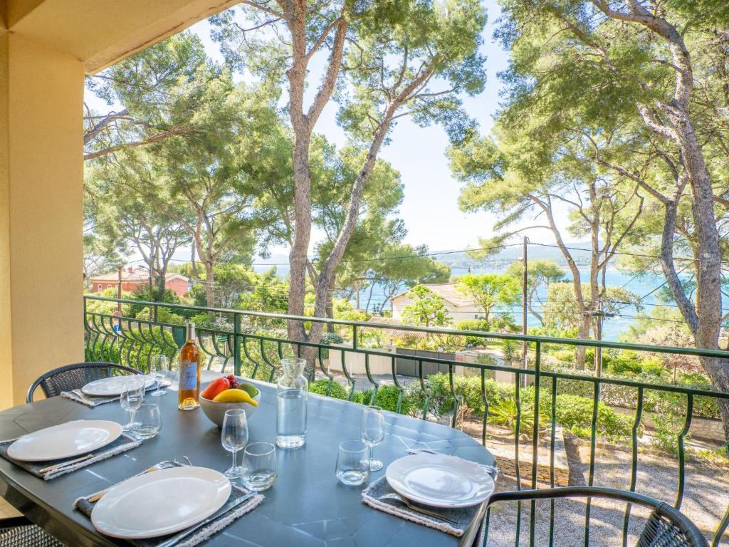- une table à manger avec vue sur l'eau dans l'établissement Apartment Les Goelands by Interhome, à Saint-Cyr-sur-Mer