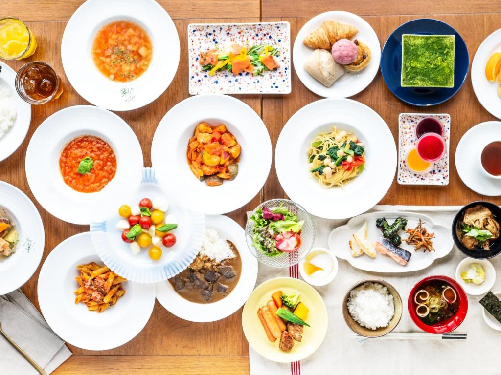 uma mesa com pratos de comida em Mitsui Garden Hotel Sendai em Sendai