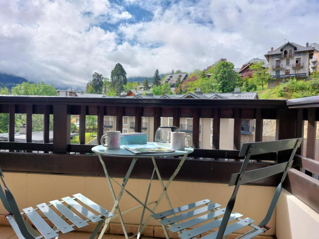deux chaises et une table sur un balcon dans l'établissement Apartment Jardins Alpins 2 by Interhome, à Saint-Gervais-les-Bains
