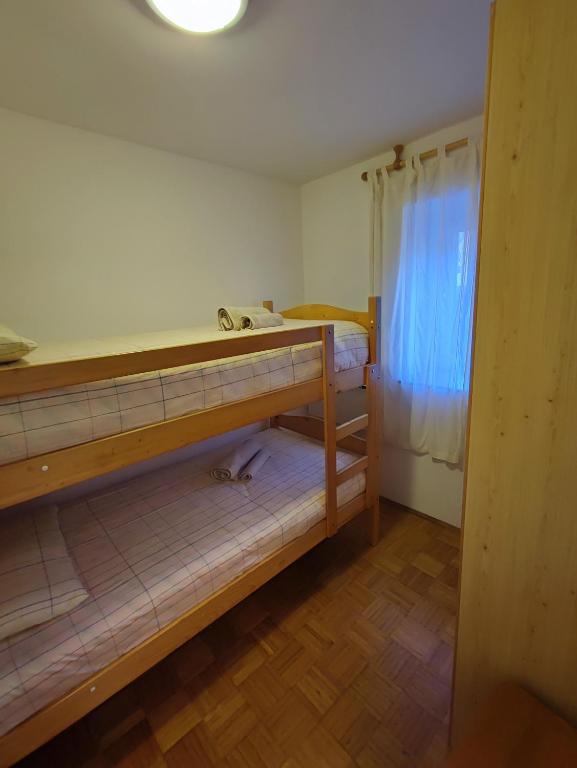 Posteľ alebo postele v izbe v ubytovaní Apartma Mirko