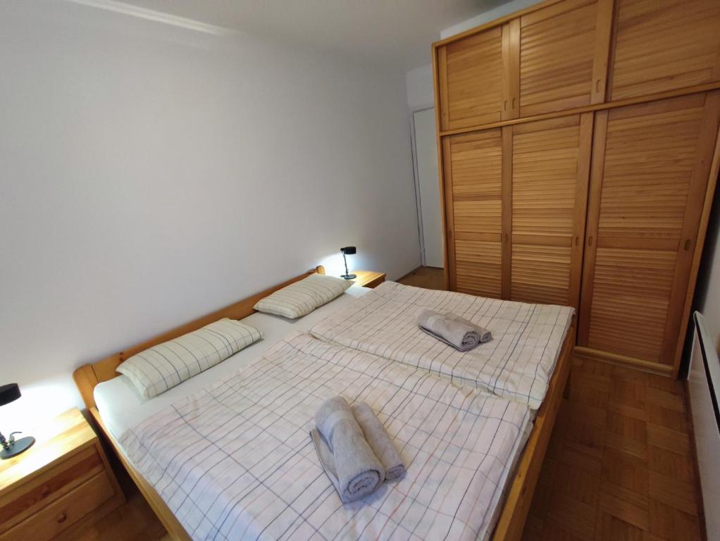 Posteľ alebo postele v izbe v ubytovaní Apartma Mirko