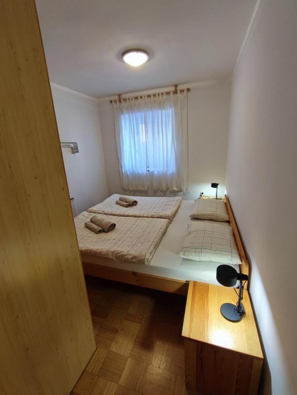 Posteľ alebo postele v izbe v ubytovaní Apartma Mirko
