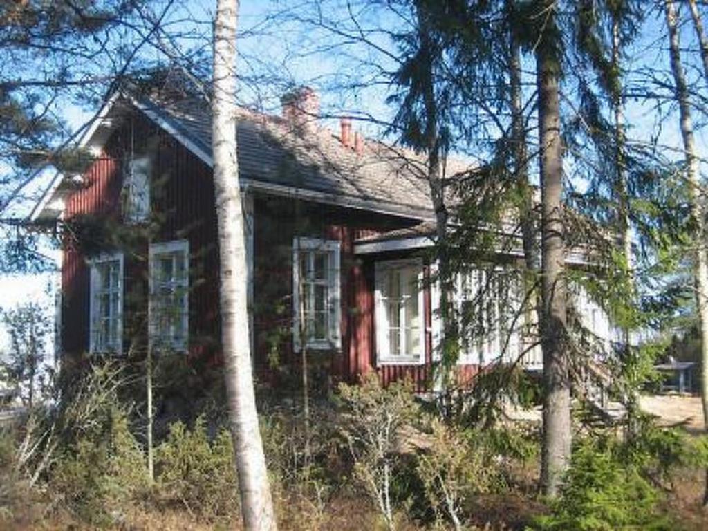 ein rotes Haus mit Bäumen davor in der Unterkunft Holiday Home Säikkäranta by Interhome in Oulunsalo