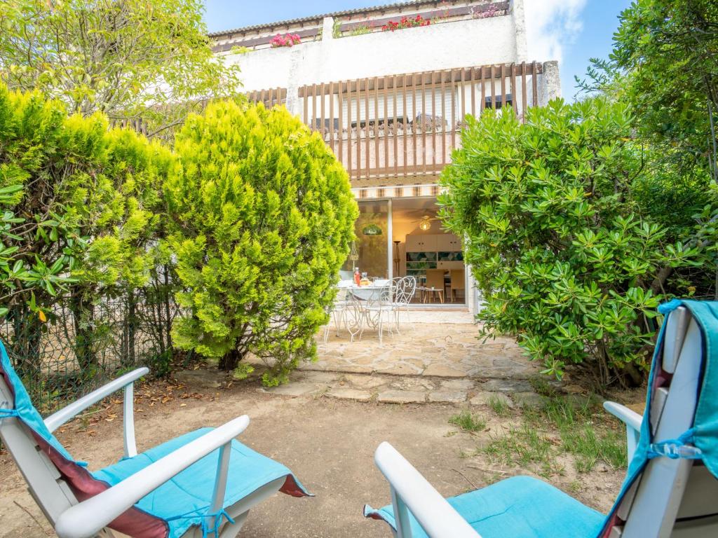 - deux chaises et une table dans la cour dans l'établissement Apartment Le Bali-2 by Interhome, à La Ciotat