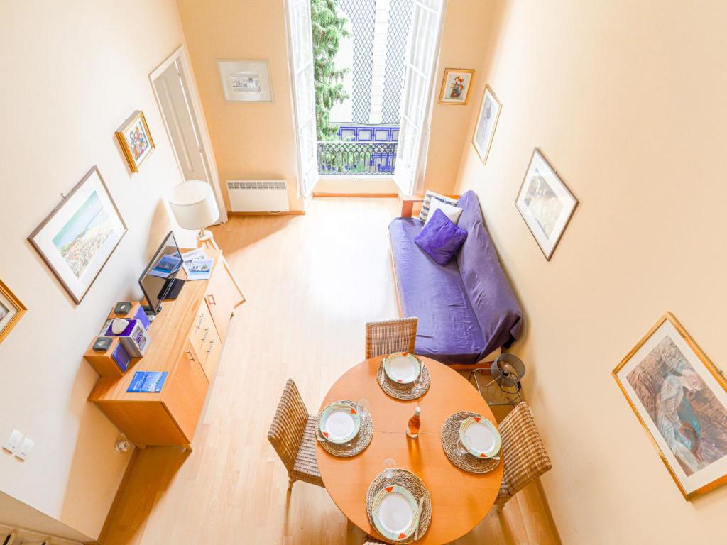 d'un salon avec une table. dans l'établissement Apartment Le Masséna by Interhome, à Nice