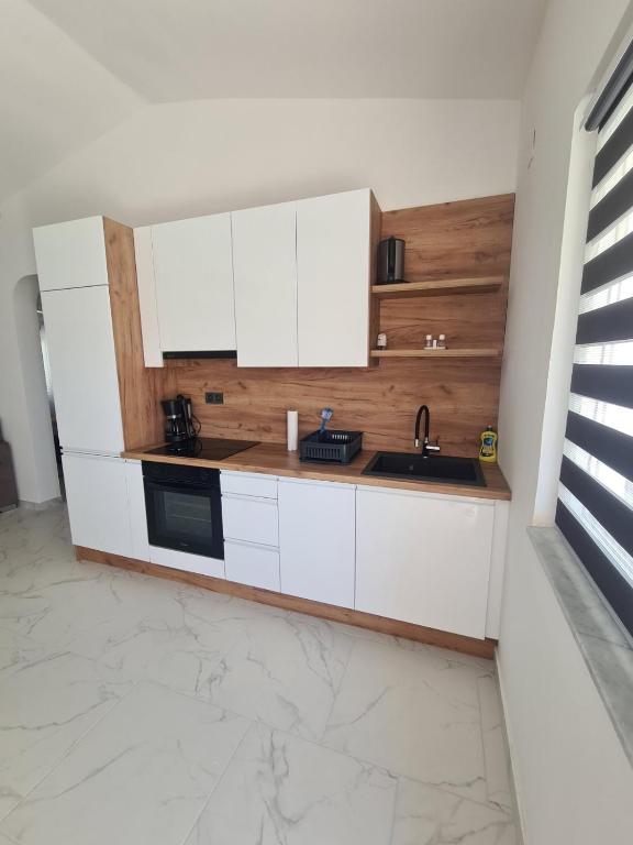 Kuchyň nebo kuchyňský kout v ubytování Apartmani Ruzmarin