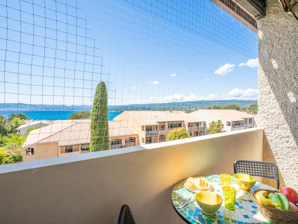 - une table sur le balcon avec vue sur l'océan dans l'établissement Apartment Les Aigues Marines-58 by Interhome, à Saint-Cyr-sur-Mer