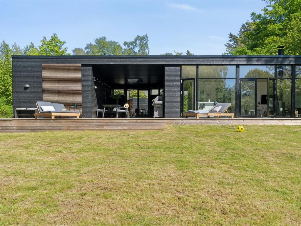 Casa moderna con paredes de cristal y patio en Holiday Home Amilia - 1km from the sea in Sealand by Interhome, en Hornbæk