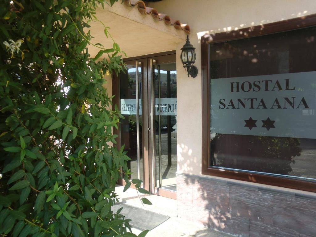 Een gebouw met een ziekenhuissanta en een bord erop. bij Hostal Santa Ana in San Jose de la Rinconada