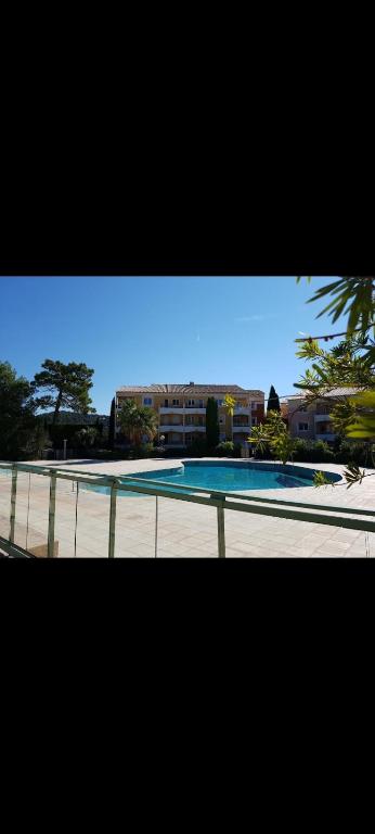 - une vue sur la piscine en face d'un bâtiment dans l'établissement Studio 4 pers VUE MER les issambres, à Roquebrune-sur Argens