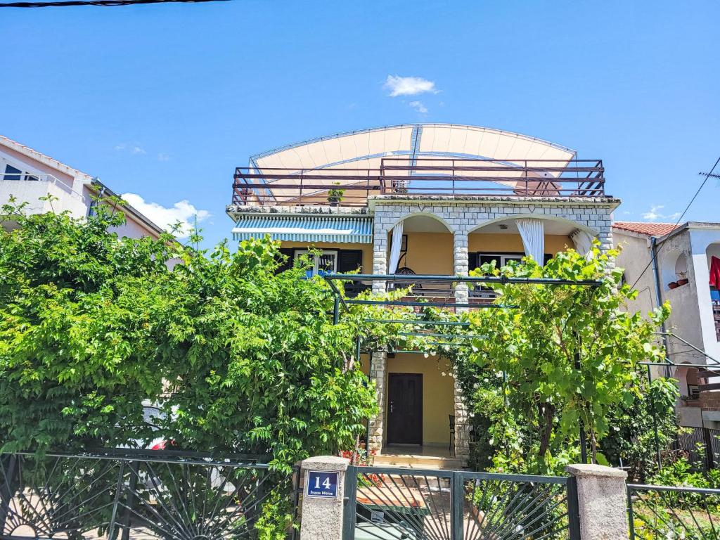 ein Gebäude mit einer Kuppel darüber in der Unterkunft Apartment Ana-1 by Interhome in Turanj