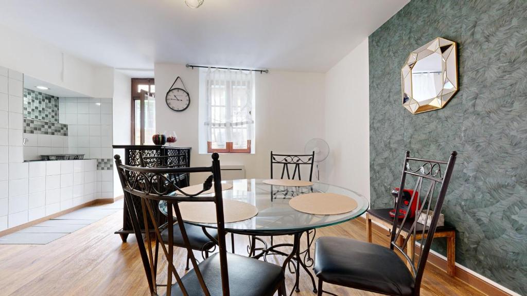 a kitchen and dining room with a table and chairs at Hyper Centre Avec Terrasse in Tulle