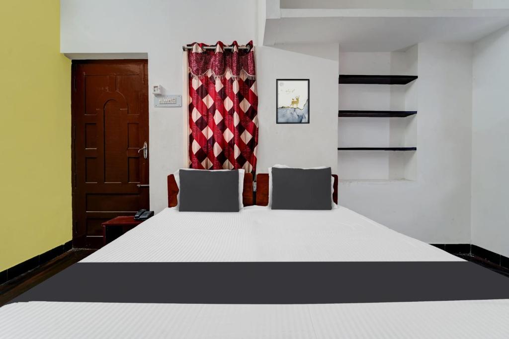 Pokój z łóżkiem z 2 krzesłami i drzwiami w obiekcie OYO Gala Vista w mieście Selam