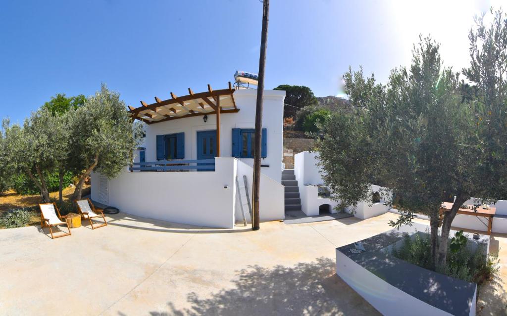 Biały dom z dziedzińcem z patio w obiekcie Το σπιτάκι to spitaki Τhe little house w mieście Panormos Kalymnos