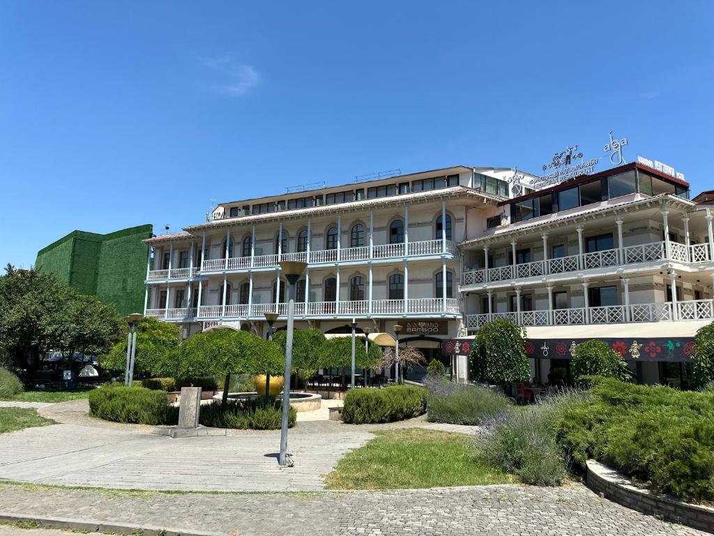 un gran edificio blanco con muchos balcones en Hotel Europe plaza en Tiflis