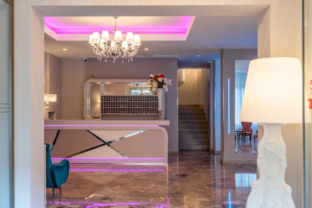 hol z fioletowym stołem i lampą w obiekcie HOTEL la SERENISSIMA TERME & SPA w mieście Abano Terme