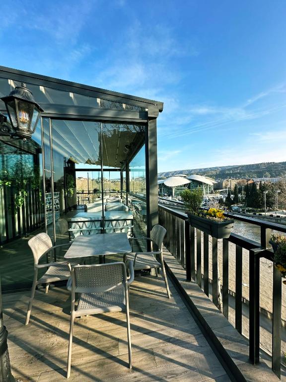 Balkón nebo terasa v ubytování River View Hotel Tbilisi