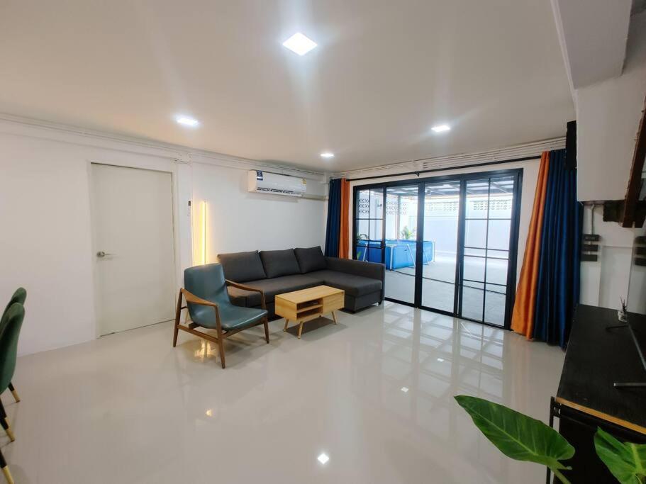 a living room with a couch and a table at 辉煌夜市 4房泳池花园别墅 订4日提供免费接机 in Ban Na Song