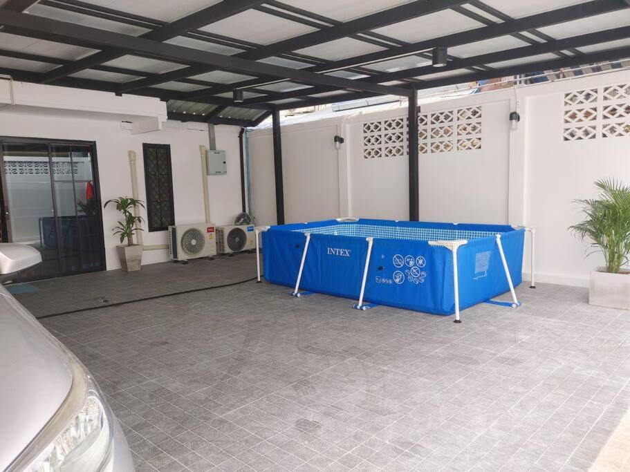a blue table in the middle of a garage at 辉煌夜市 4房泳池花园别墅 订4日提供免费接机 in Ban Na Song