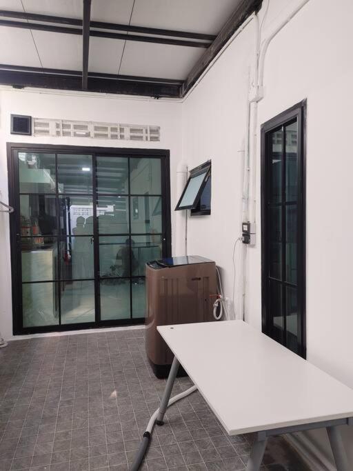 an empty room with a white table and a window at 辉煌夜市 4房泳池花园别墅 订4日提供免费接机 in Ban Na Song