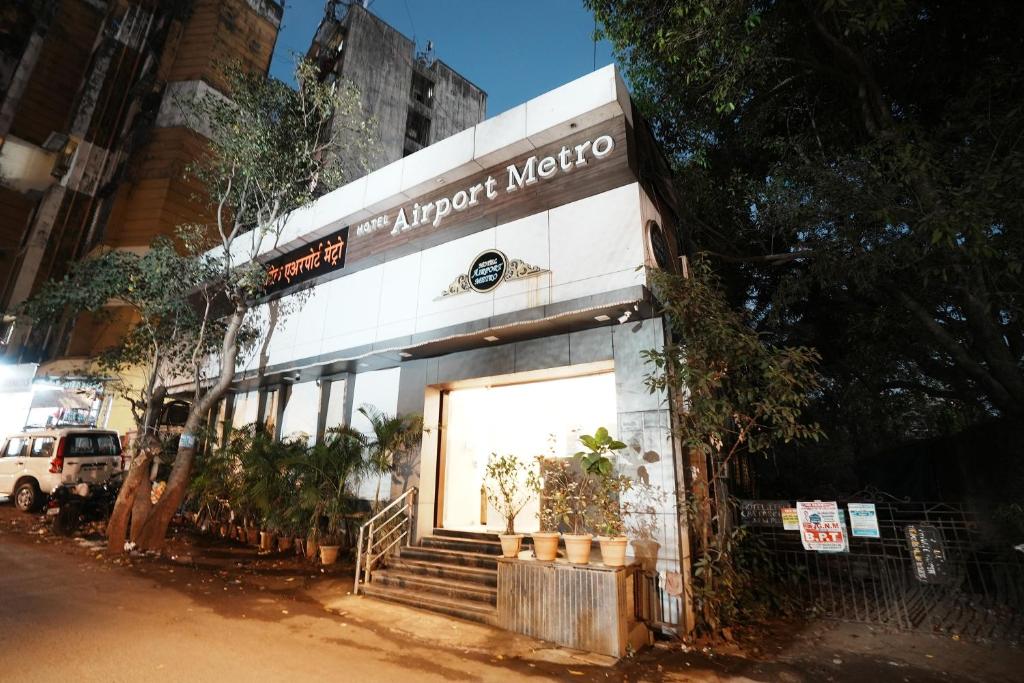 een gebouw met een bord aan de zijkant bij Hotel Airport Metro Near Chhatrapati Shivaji International Airport in Mumbai