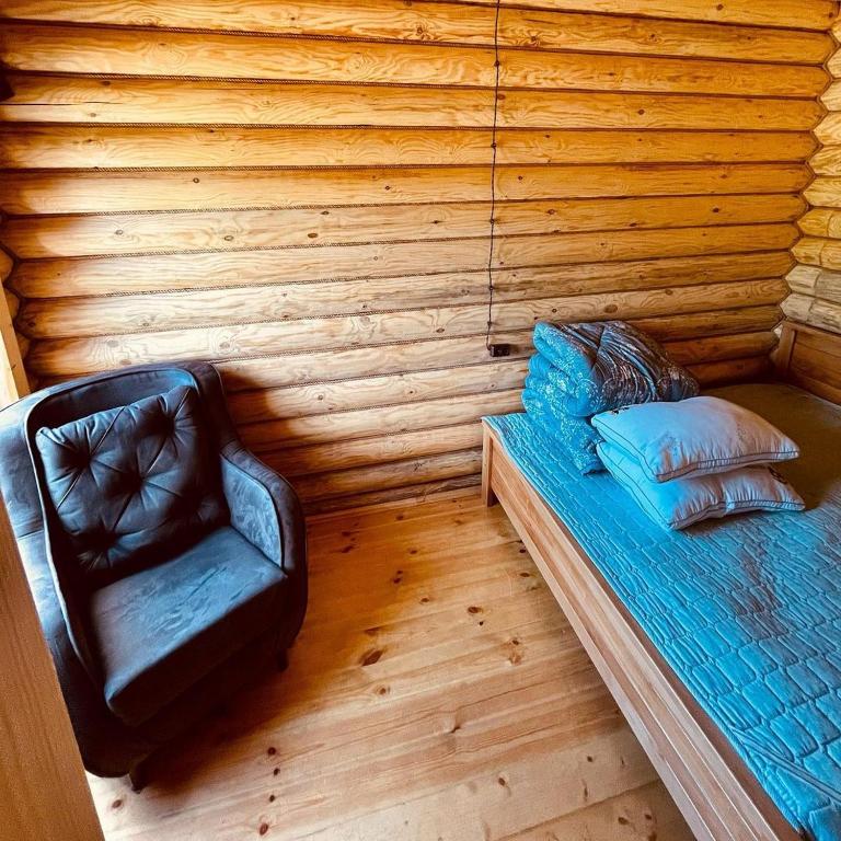 Postel nebo postele na pokoji v ubytování Borjomi Kingswood Cabins