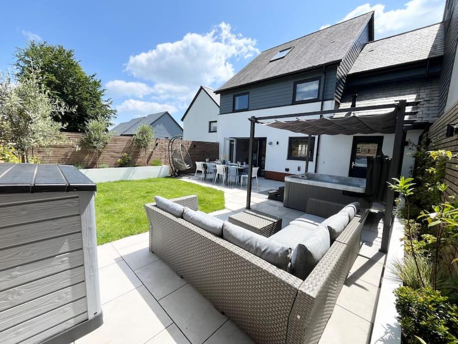 Taman di luar Coastal 5-Bedroom House in Devon with a Hot Tub