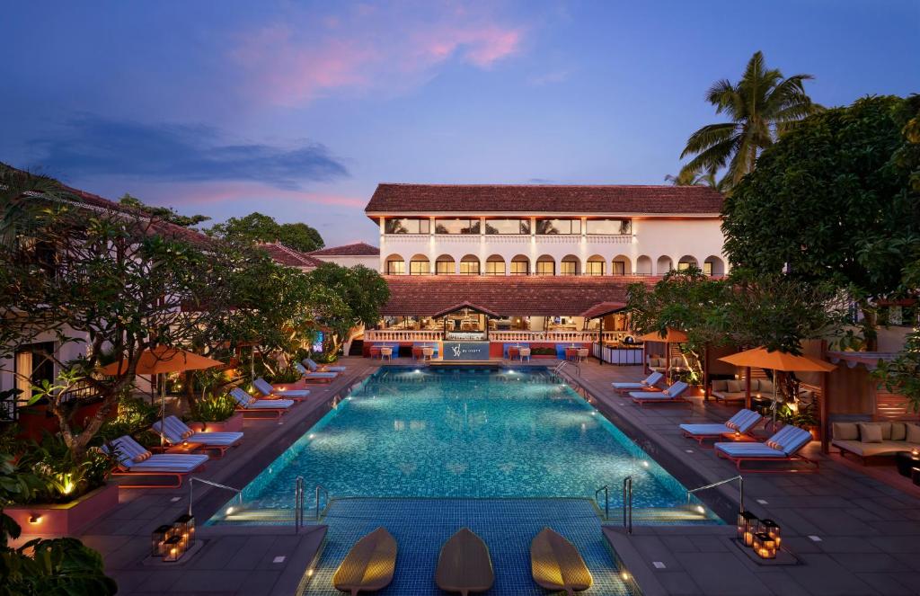 uma vista aérea de um hotel com uma piscina em Ronil Goa - a JdV by Hyatt Hotel em Calangute