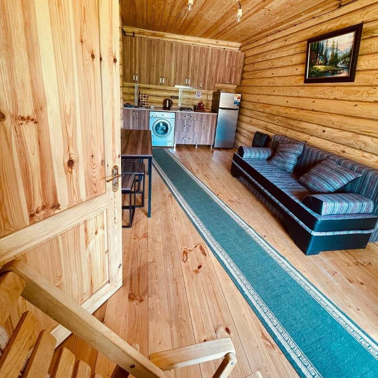 Posezení v ubytování Borjomi Kingswood Cabins
