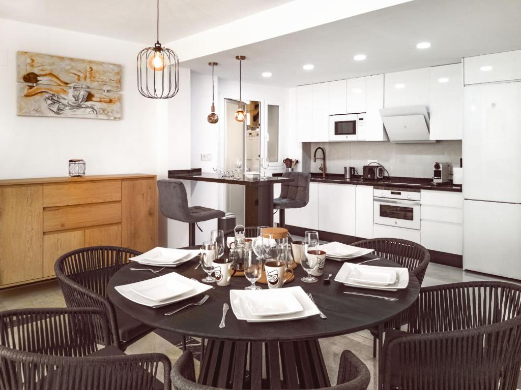 a dining room table with chairs and a kitchen at Banana Beach in Marbella