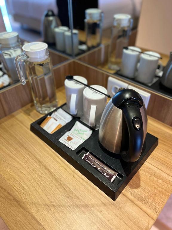 Příslušenství pro přípravu čaje a kávy v ubytování The Capital Hotel and Resort Seminyak