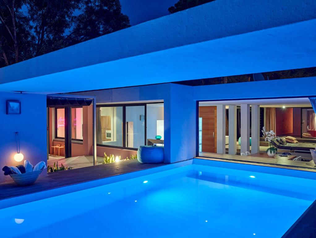 ein Haus mit Swimmingpool bei Nacht in der Unterkunft Ibiza Villa Sea and Sunset View in Illes Balears