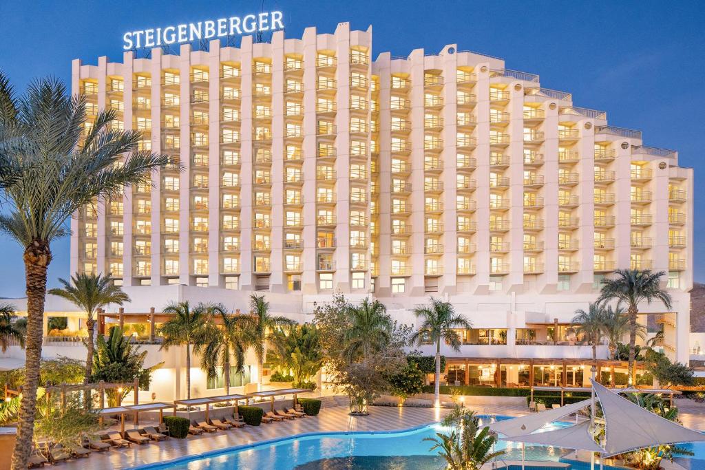 een weergave van het Sheraton Mirage hotel casino bij Steigenberger Hotel & Nelson Village, Taba in Taba