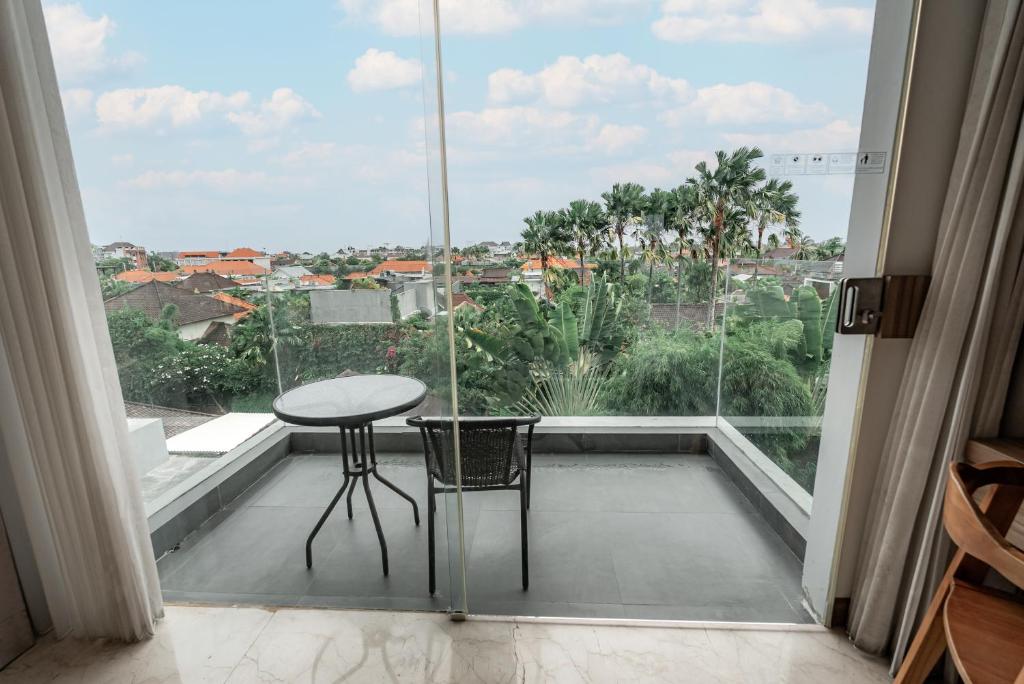 Balkón nebo terasa v ubytování The Capital Hotel and Resort Seminyak