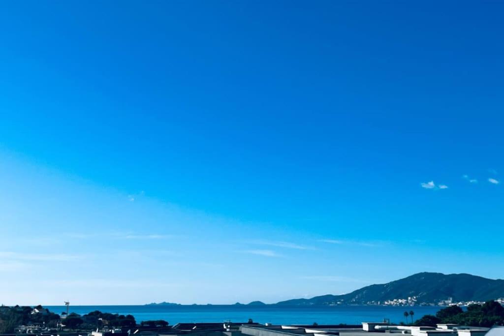 Elle offre une vue sur la ville, l'eau et les montagnes. dans l'établissement Sublime T3 neuf vue mer,sanguinaires, plage à pied, à Grosseto-Prugna