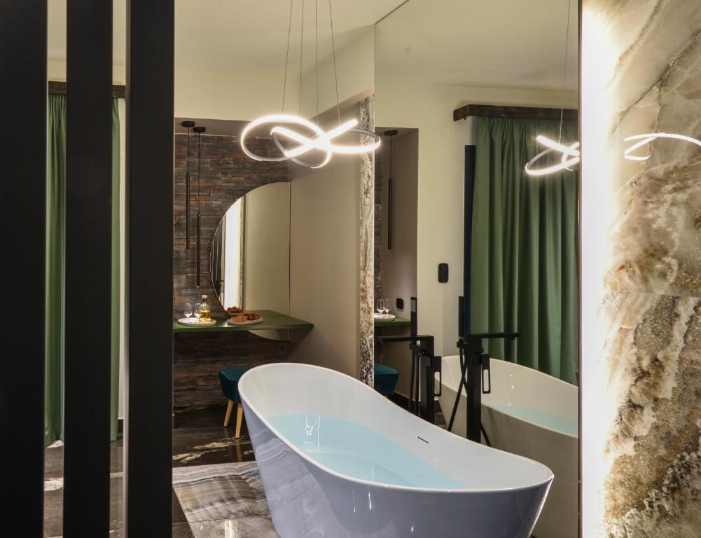 CORYLUS Luxury Rooms & Suites - Deluxe Suite Met Spa -bad