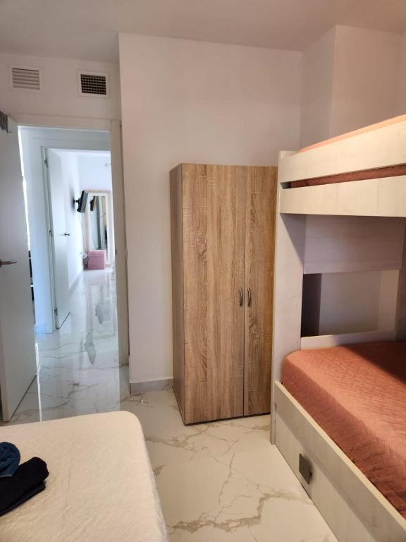 Posteľ alebo postele v izbe v ubytovaní ÁTICO DUPLEX ESPECTACULAR MARMOLADO con PISCINA PRIVADA!