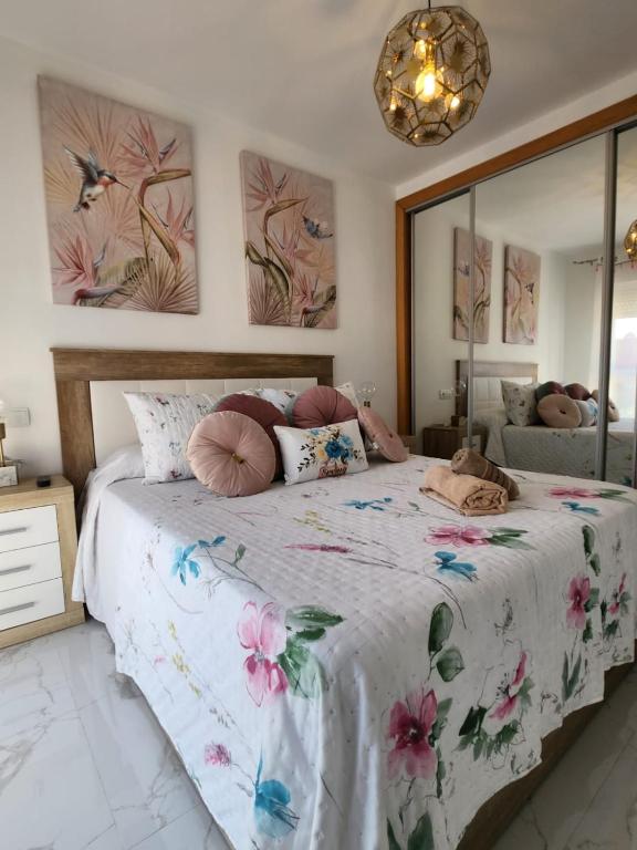 Posteľ alebo postele v izbe v ubytovaní ÁTICO DUPLEX ESPECTACULAR MARMOLADO con PISCINA PRIVADA!