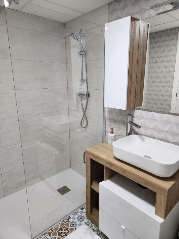 Kúpeľňa v ubytovaní ÁTICO DUPLEX ESPECTACULAR MARMOLADO con PISCINA PRIVADA!